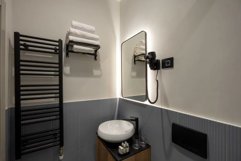 Hop Inn Rooms and Suites