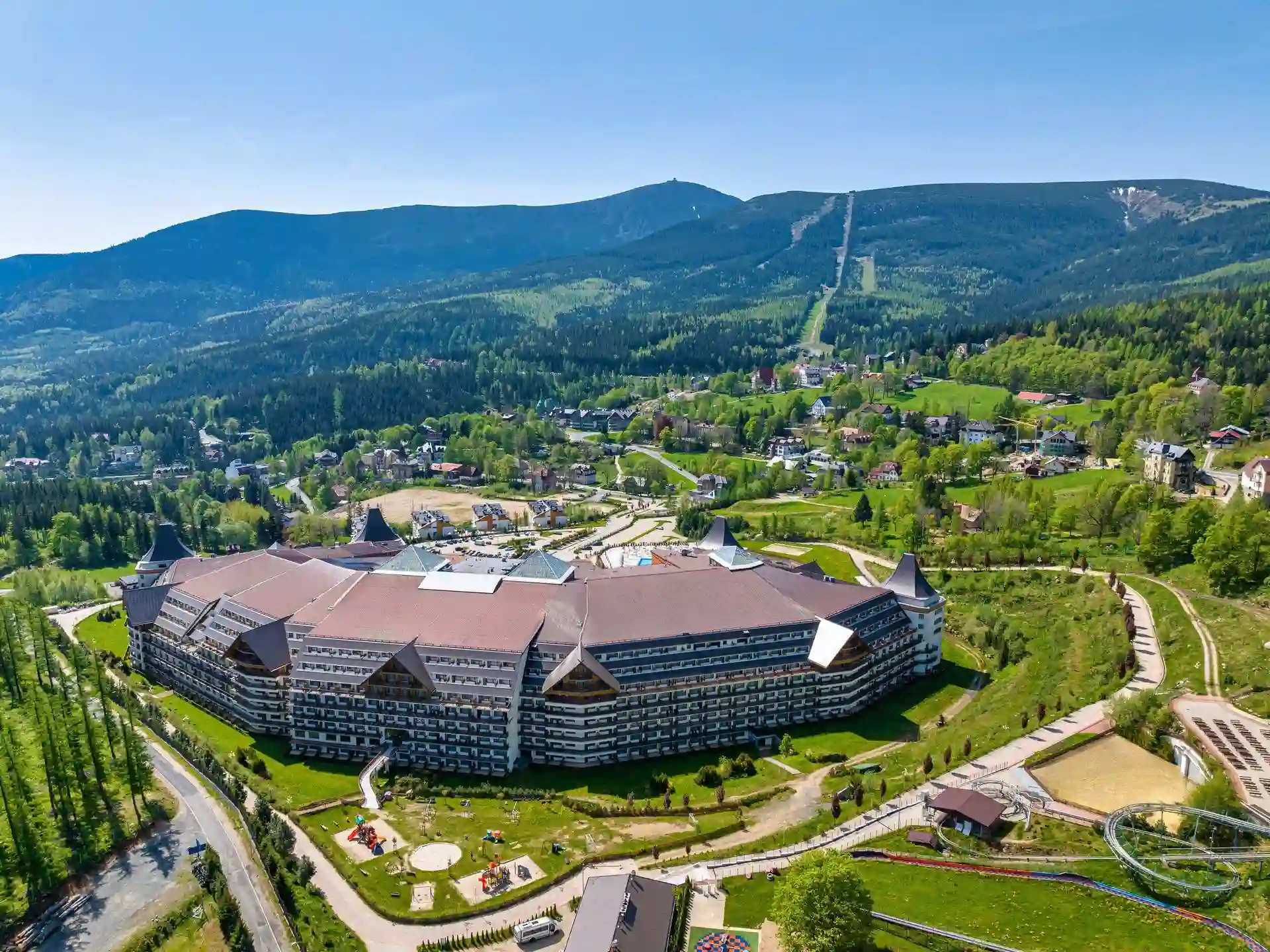 برنامج سياحي الى براغ و كارباتش في إجازة الصيف