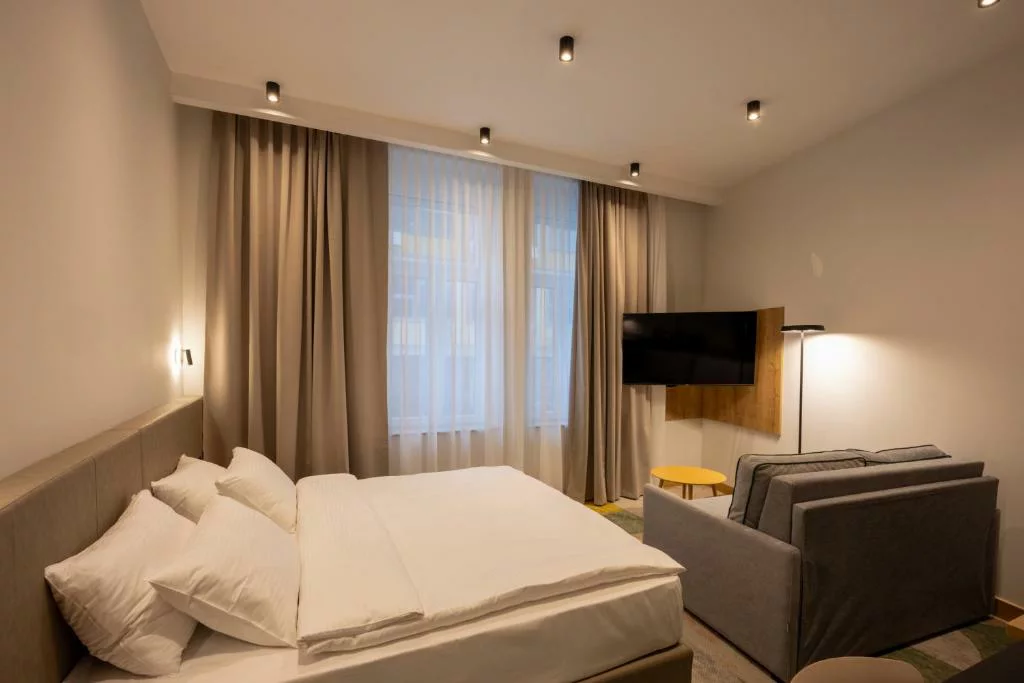 Hop Inn Rooms and Suites