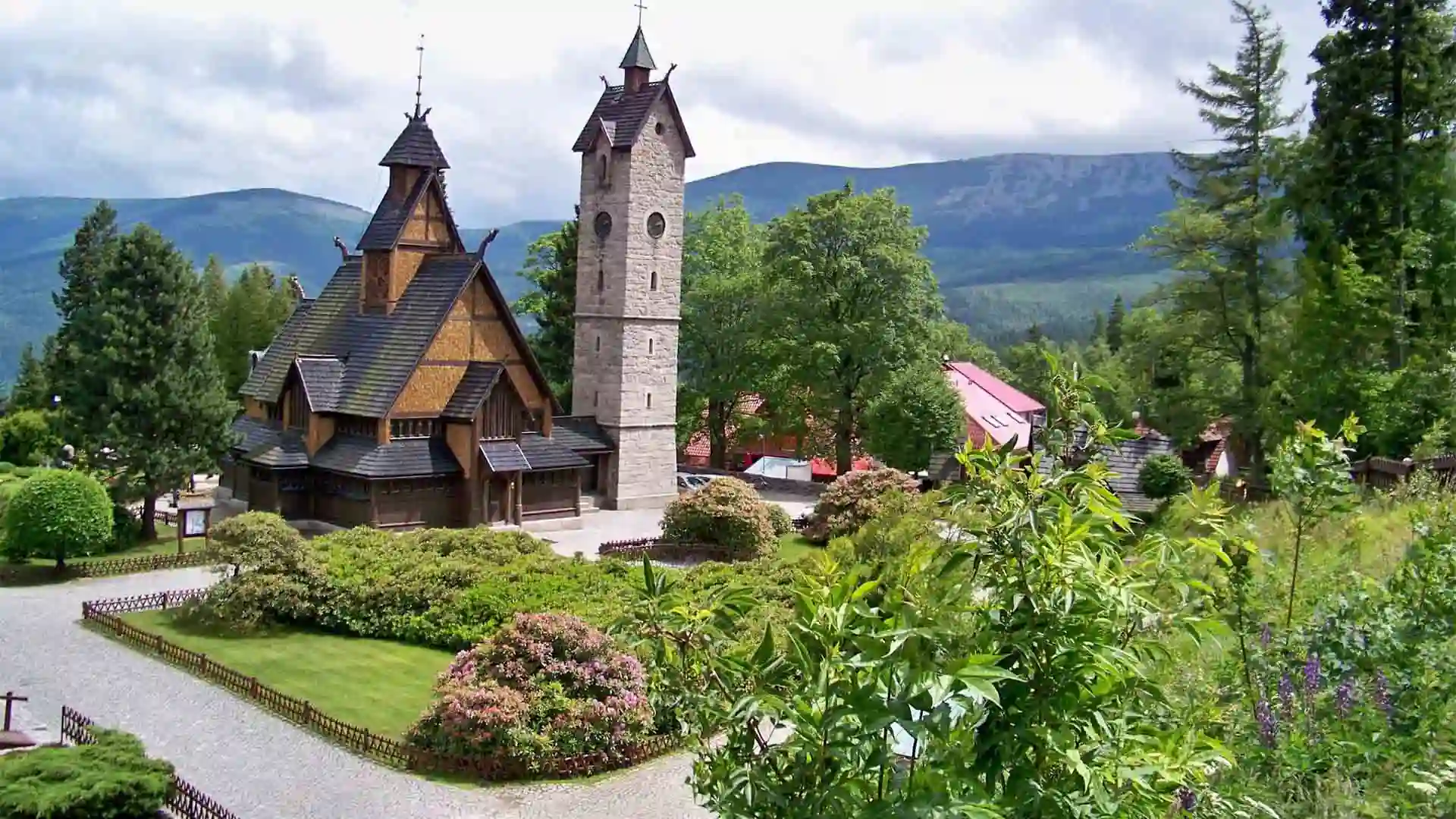 برنامج سياحي الى براغ و كارباتش في إجازة الصيف