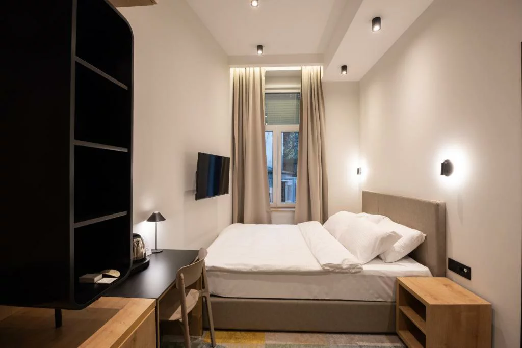 Hop Inn Rooms and Suites